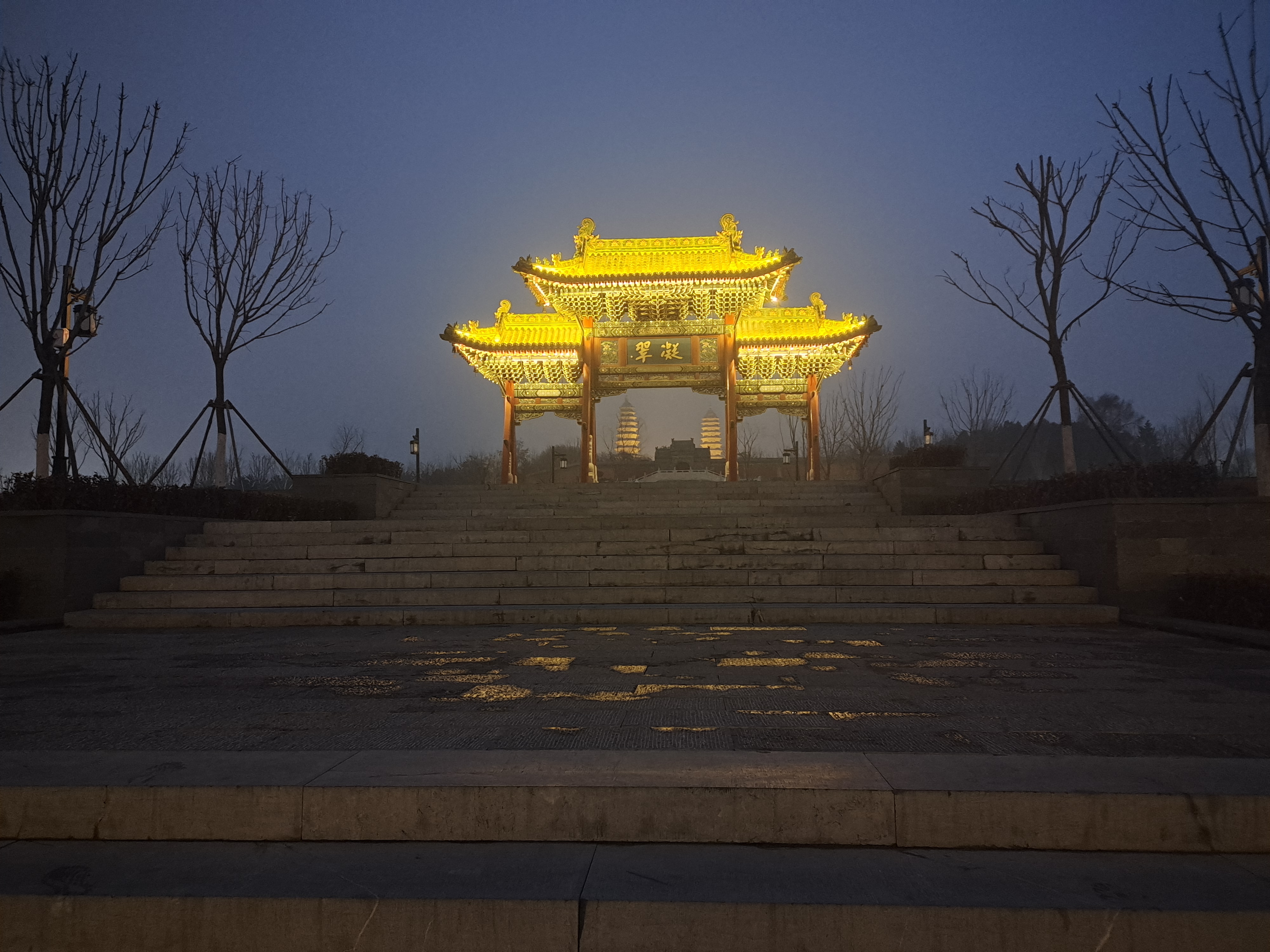 夜色双塔